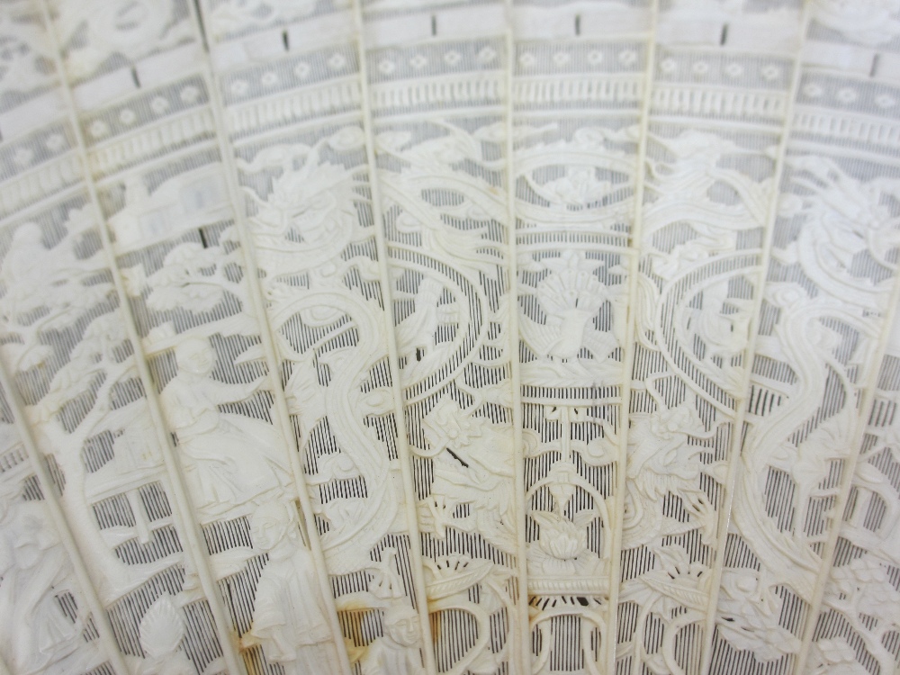 19TH CENTURY CARVED IVORY CHINESE CANTON BRISE FAN, the guard sticks decorated with people within - Image 3 of 15