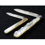 SILVER MOTHER OF PEARL BLADED FRUIT KNIVES (2) - Sheffield 1906 with crown shaped cap and knobbly