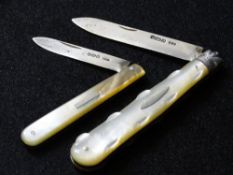 SILVER MOTHER OF PEARL BLADED FRUIT KNIVES (2) - Sheffield 1906 with crown shaped cap and knobbly