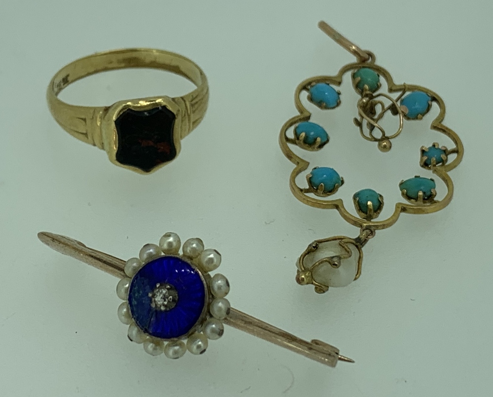 LATE VICTORIAN JEWELLERY, 3 ITEMS to include an 18ct gold ring having insect carved mounted