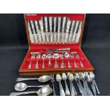VINERS OF SHEFFIELD, wooden case of Kings pattern cutlery and a quantity of loose