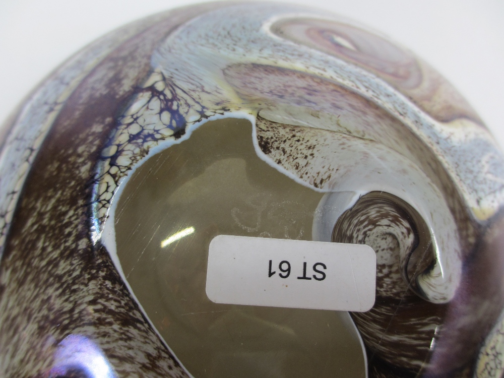 ART GLASSWARE PAIR OF IRIDESCENT PLATES - 16cms D, lidded lustre vase, 18cms H and a bowl by Gozo, - Image 3 of 3