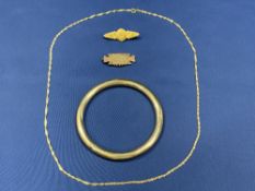 9CT GOLD JEWELLERY (4 ITEMS) to include an 8.5cms diameter bangle, two Victorian bar brooches, one