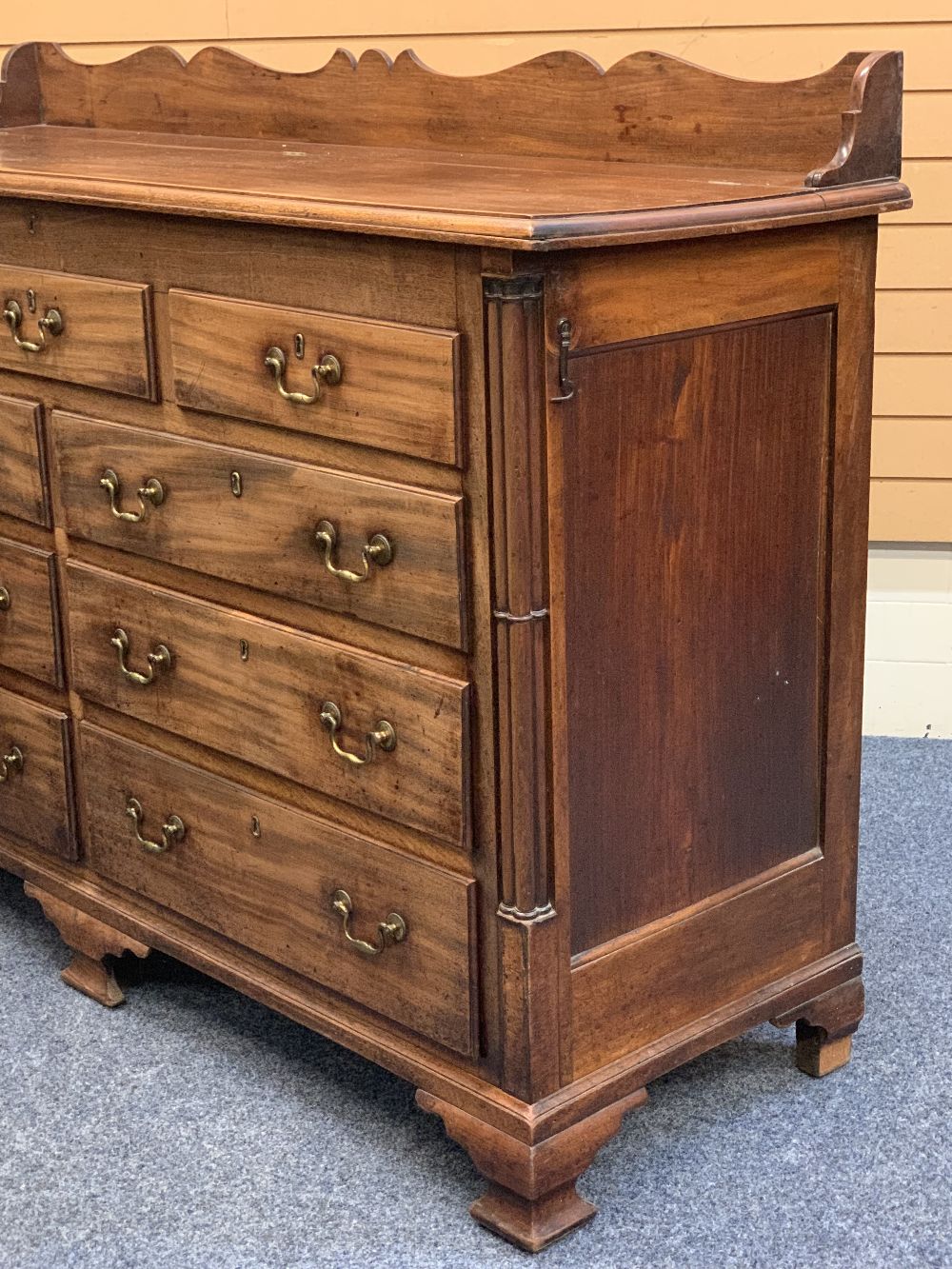 GEORGE III MAHOGANY LANCASHIRE MULE CHEST having a shaped railback to the top and lift-up lid to - Image 4 of 9