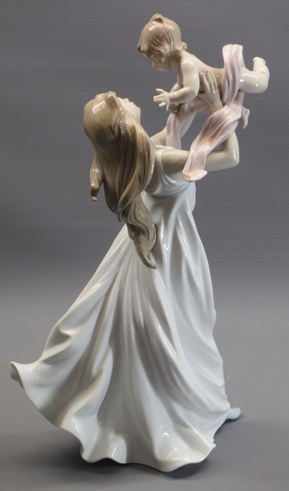 LLADRO - model 6858, 'My Little Sweetie' - large figure of a mother and baby, 47cms tall - Image 3 of 3