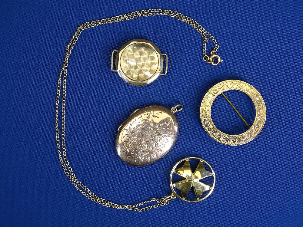 9CT GOLD OVAL BACK & FRONT LOCKET, 5grms, a 9ct gold lady's wristwatch case with glass, 2.6grms, a - Image 2 of 3