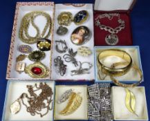 VICTORIAN & LATER LADY'S JEWELLERY in sterling silver, pinchbeck and other compositions to include a