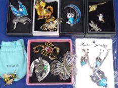 ANIMAL, BIRD, INSECT JEWELLERY COLLECTION - 12 items including gilt scorpion set with coloured