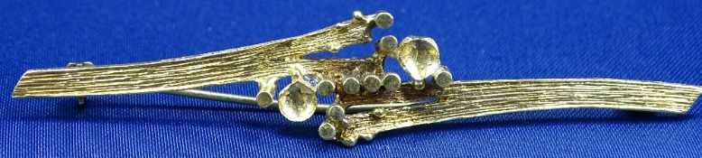 14CT GOLD GERMAN MADE STYLISH BAR BROOCH - stamped '14k', 6.75cms L, 5.2grms