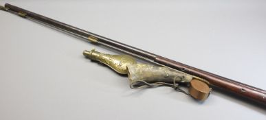 18TH CENTURY ENGLISH FLINTLOCK FOWLING PIECE/GUN - with horn powder and brass shot flask, 46.5in