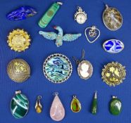 PENDANTS & BROOCHES (15 approx)