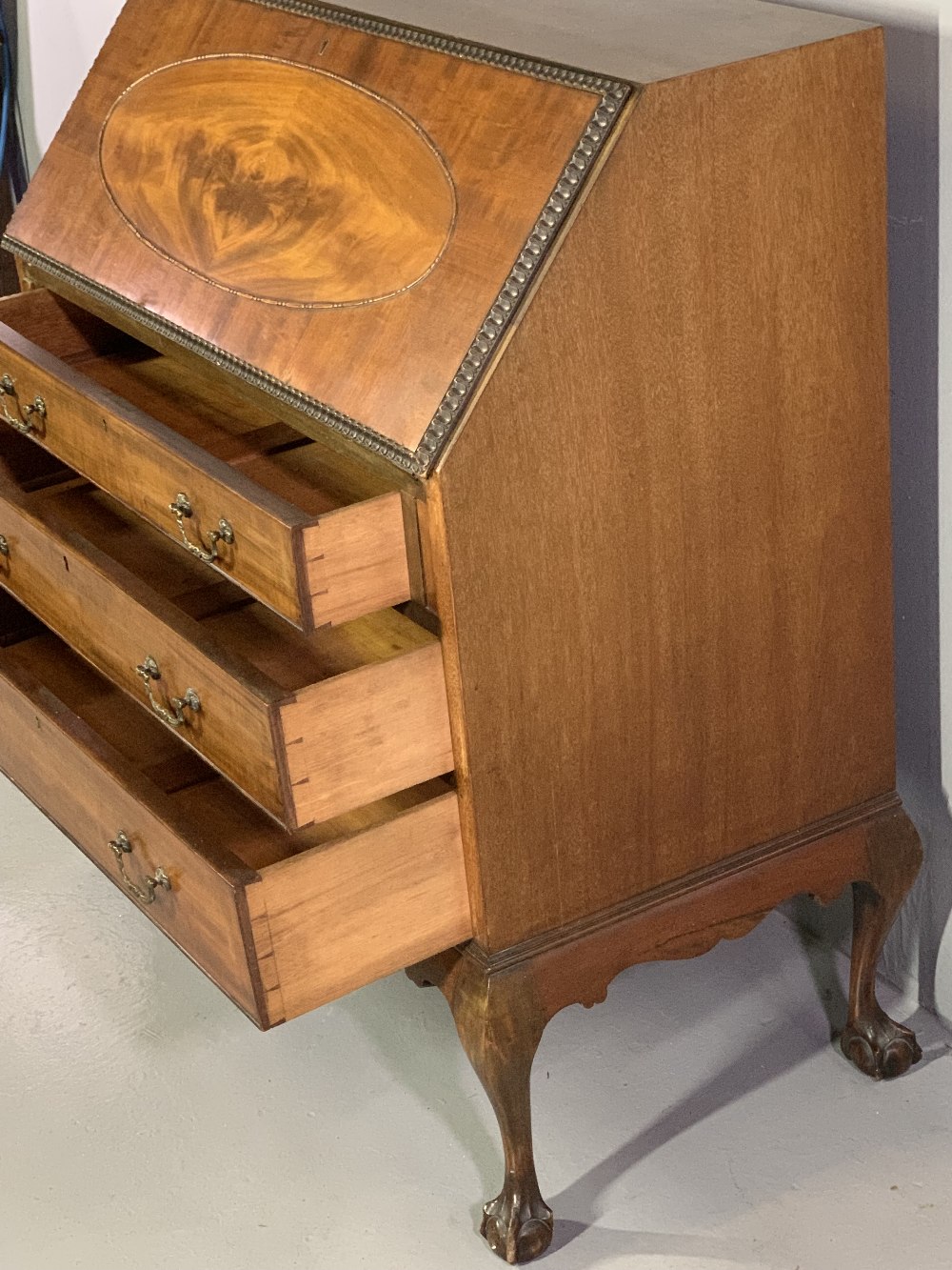 VINTAGE MAHOGANY FALL FRONT BUREAU with beaded oval panel to the fall and moulded edging, Greek - Image 3 of 4