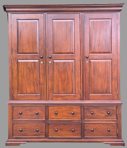 EXCELLENT REPRODUCTION MAHOGANY EIGHT PIECE BEDROOM SUITE comprising three door wardrobe on a four - Image 2 of 19