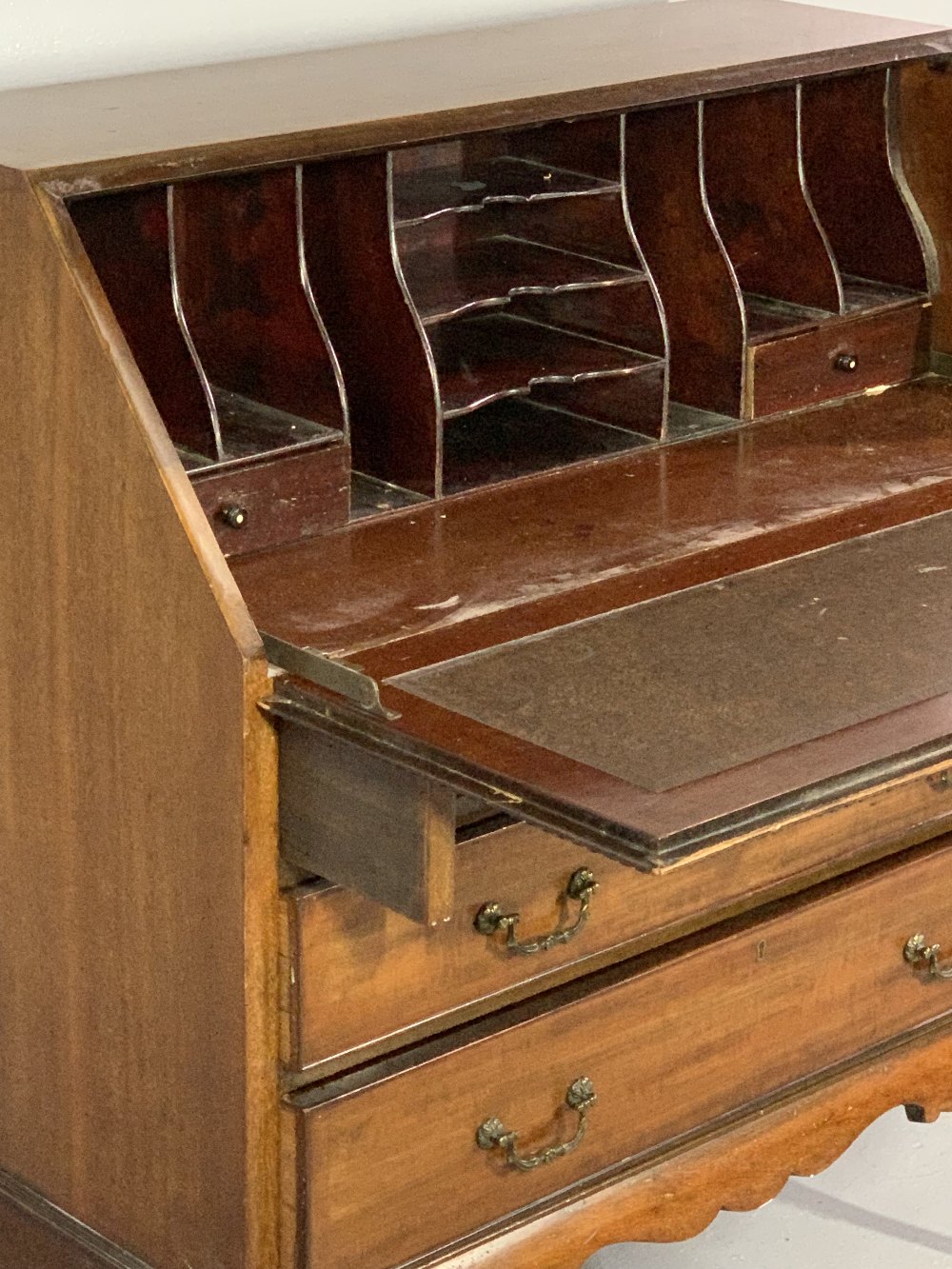 VINTAGE MAHOGANY FALL FRONT BUREAU with beaded oval panel to the fall and moulded edging, Greek - Image 2 of 4