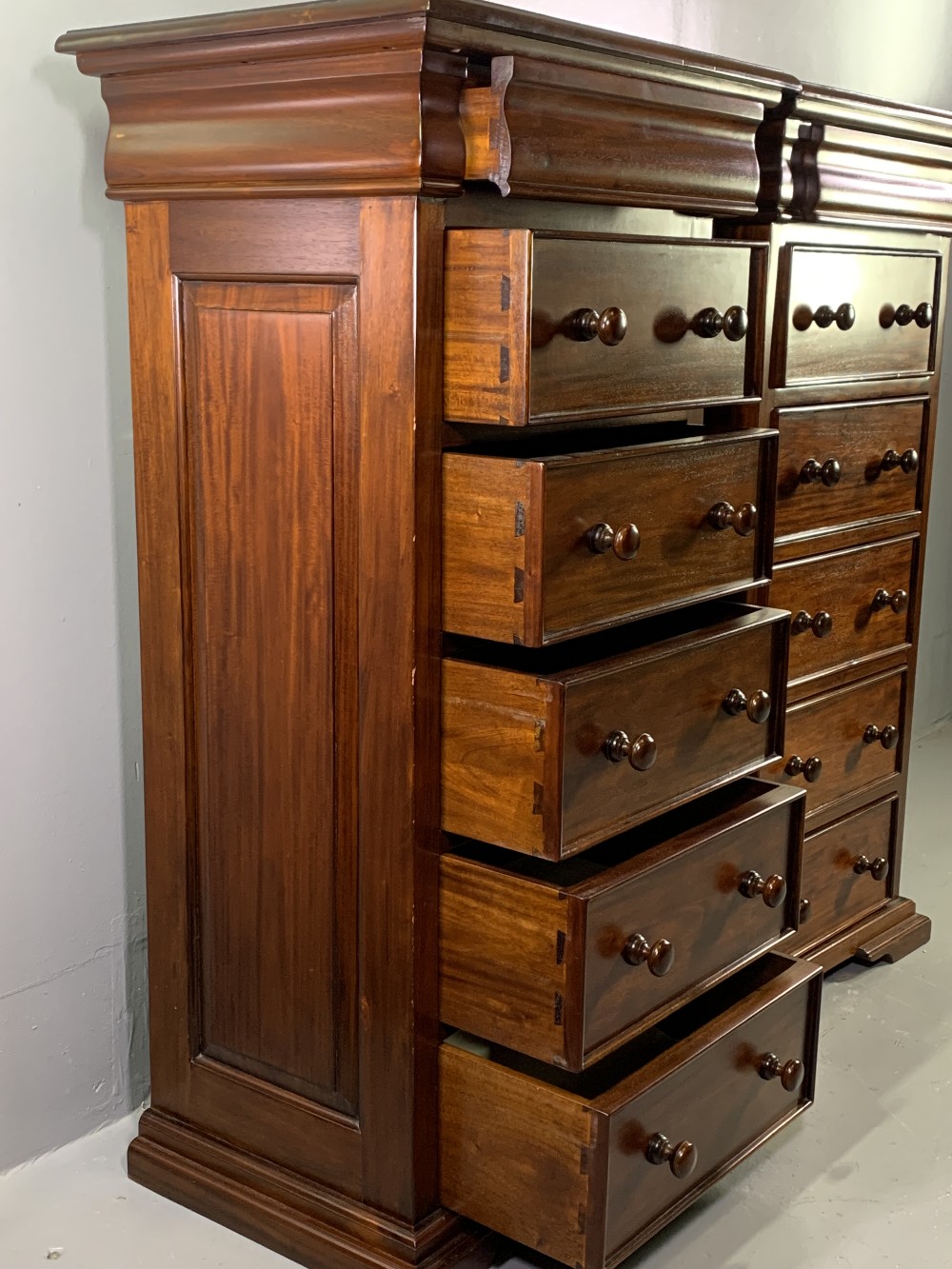 EXCELLENT REPRODUCTION MAHOGANY EIGHT PIECE BEDROOM SUITE comprising three door wardrobe on a four - Image 17 of 19