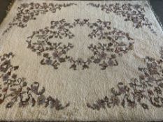 MODERN WOOLLEN LARGE FLORAL PATTERN RUG with tasselled ends, 280 x 230cms approximately