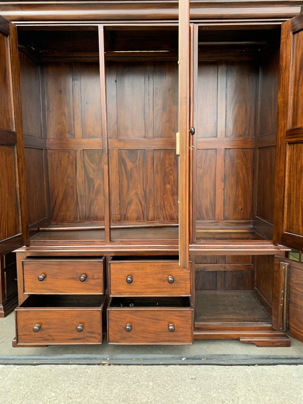 EXCELLENT REPRODUCTION MAHOGANY EIGHT PIECE BEDROOM SUITE comprising three door wardrobe on a four - Image 3 of 19
