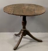 ANTIQUE OAK PLANKED TILT-TOP TRIPOD TABLE on a turned column with reeded detail to the legs, 75cms