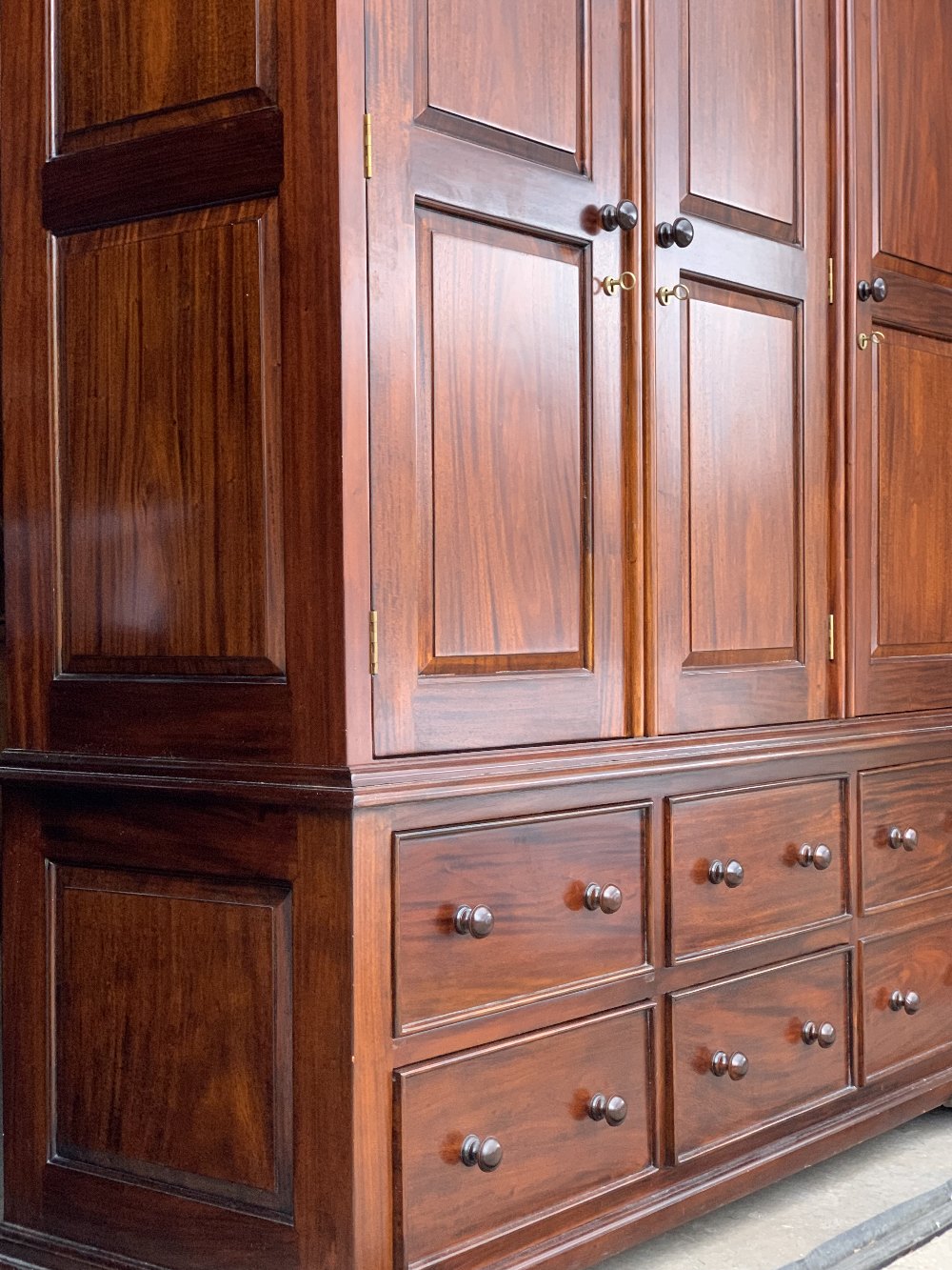 EXCELLENT REPRODUCTION MAHOGANY EIGHT PIECE BEDROOM SUITE comprising three door wardrobe on a four - Image 5 of 19