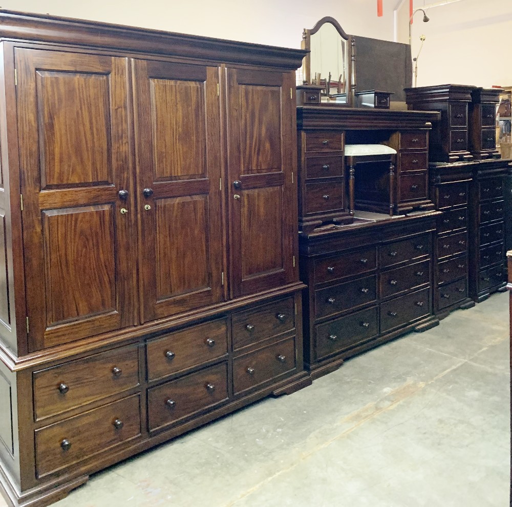 EXCELLENT REPRODUCTION MAHOGANY EIGHT PIECE BEDROOM SUITE comprising three door wardrobe on a four