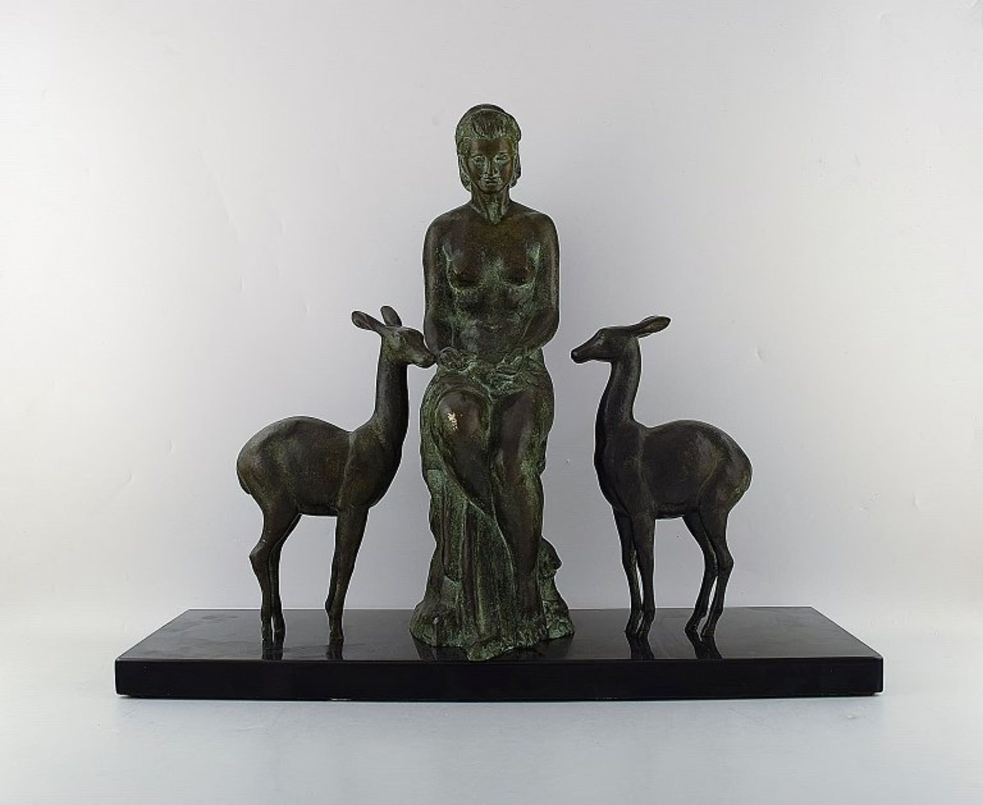 Künstler der 1920er Jahre. Frau mit Rehen. Bronze und Marmor. Maß ca. 60 x 50 cm. KOSTENLOSER