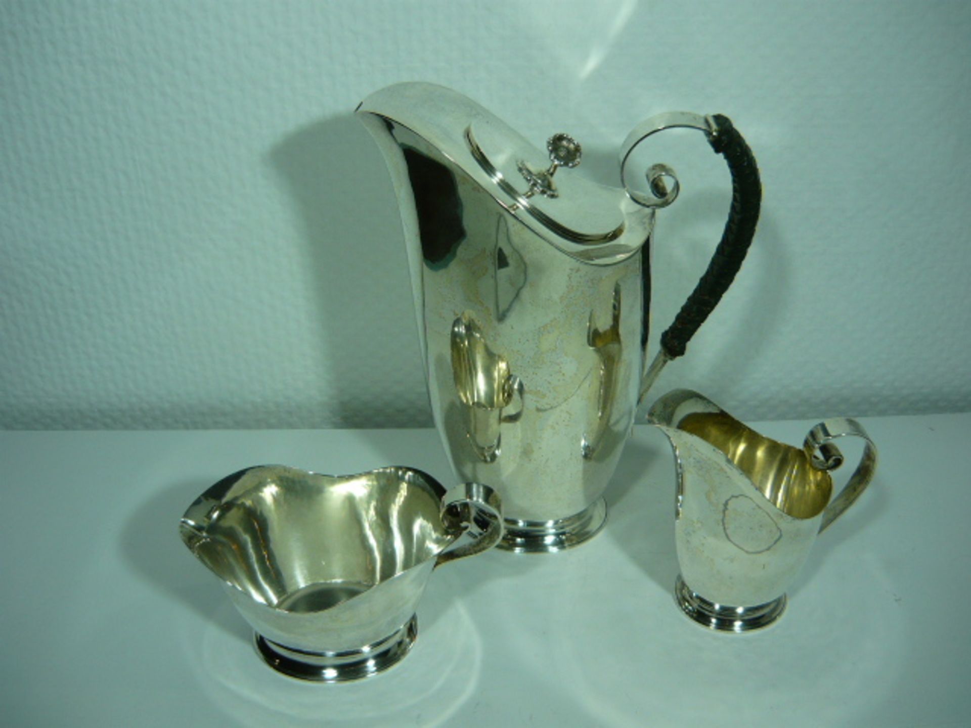 O.L.Clausson, Schweden. Tee/Kaffeekanne, Milch und Zucker in grandiosem Design. 830er Silber.