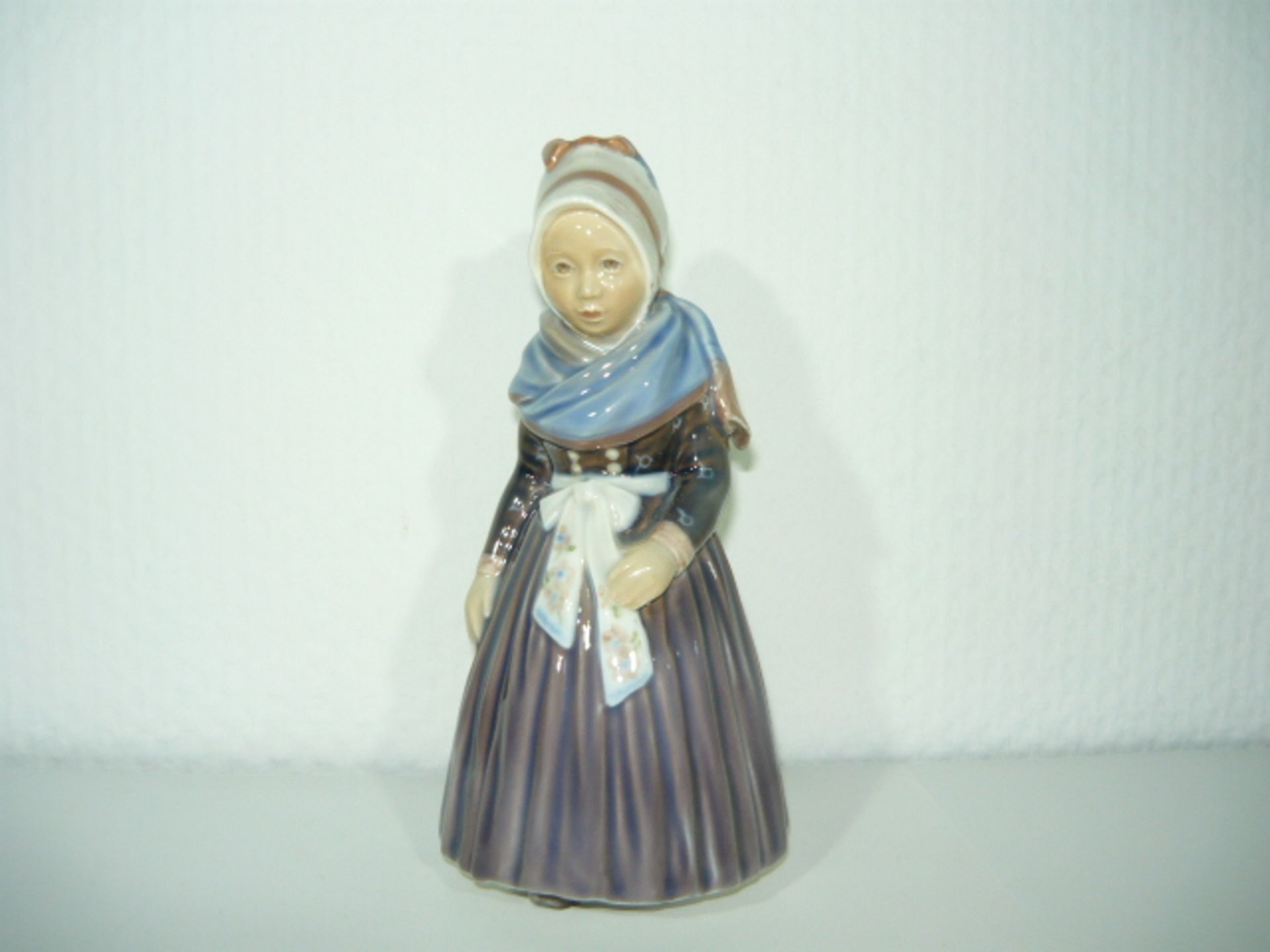 Dahl Jensen. Stehendes Mädchen in Tracht. II.W H. 19cm. KOSTENLOSER VERSAND INNERHALB DEUTSCHLANDS!