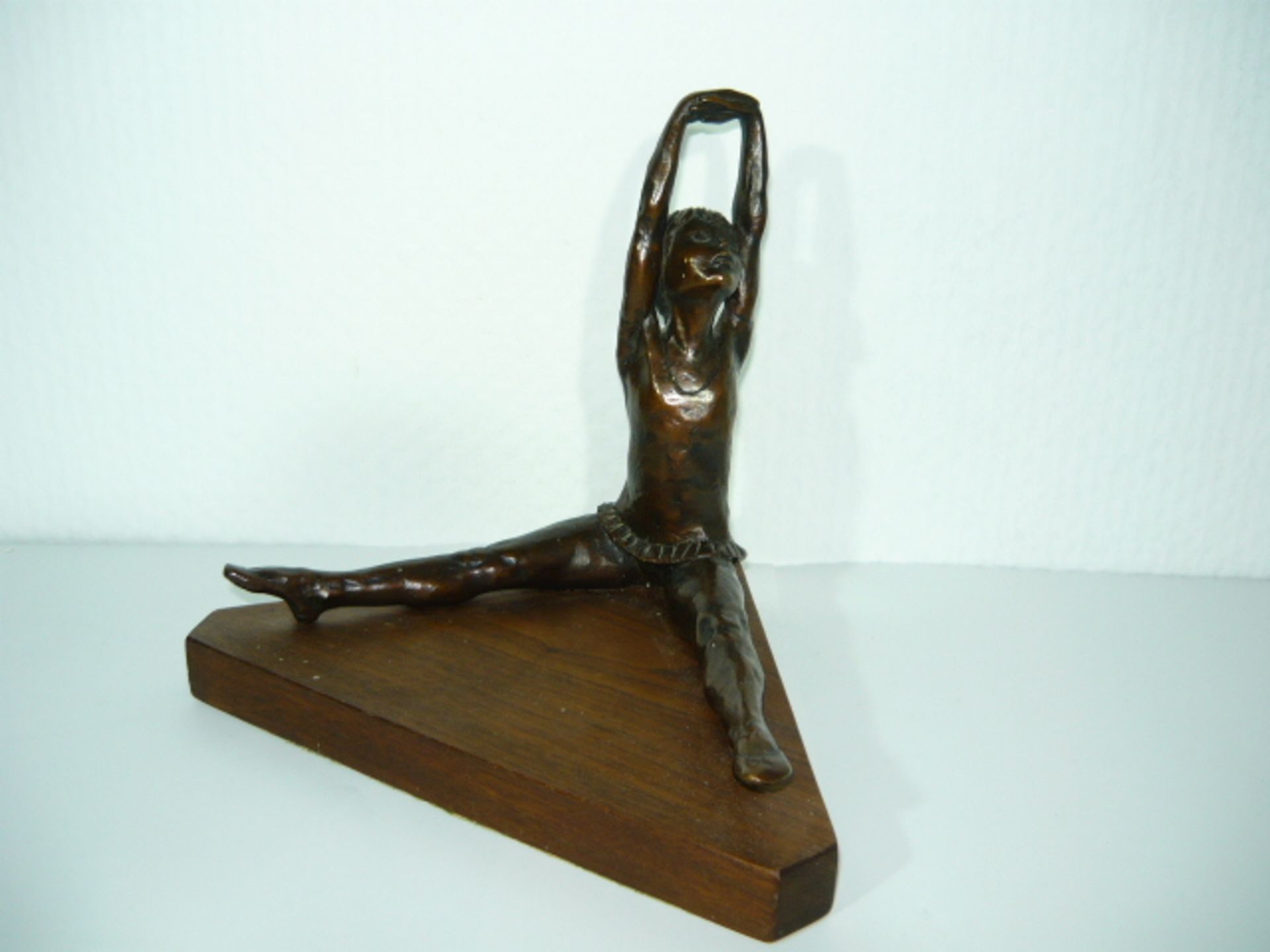 Kelsey Sterett-Gittings. Kleine sitzende Ballerina. Bronze. Gegossen in Kopenhagen. Maß ca.