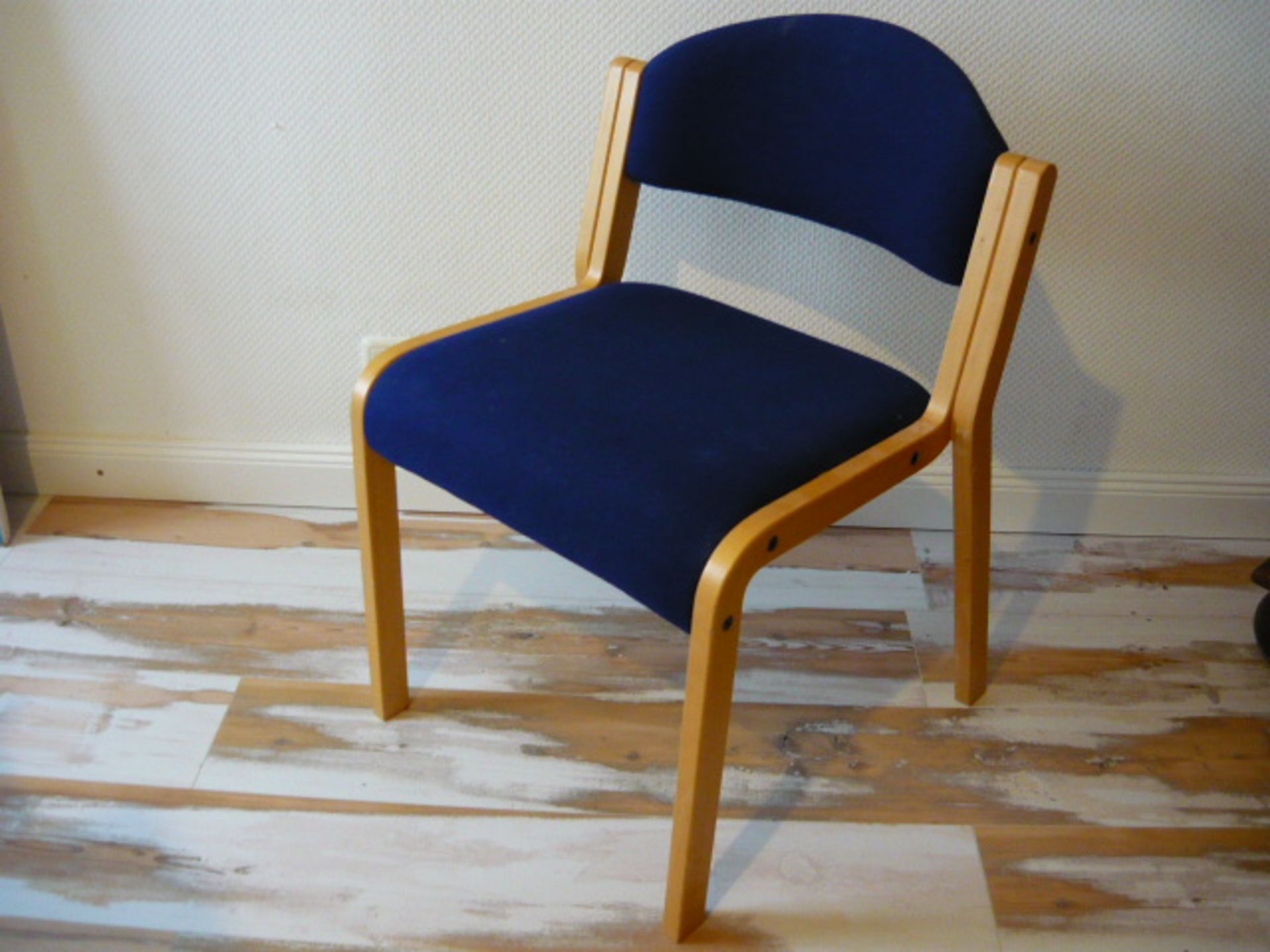Magnus Olesen. Danish Design Furniture. Satz von 6 Stühlen. Stabil und stapelbar. Weitere auf