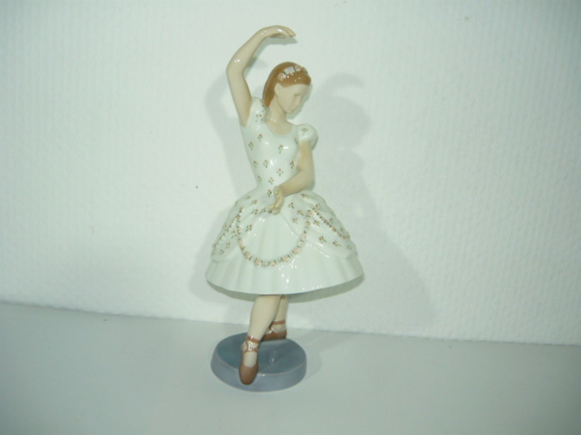 B&G Copenhagen. Große porzellanfigur. Stehende Ballerina. I.W. H. 25cm. KOSTENLOSER VERSAND