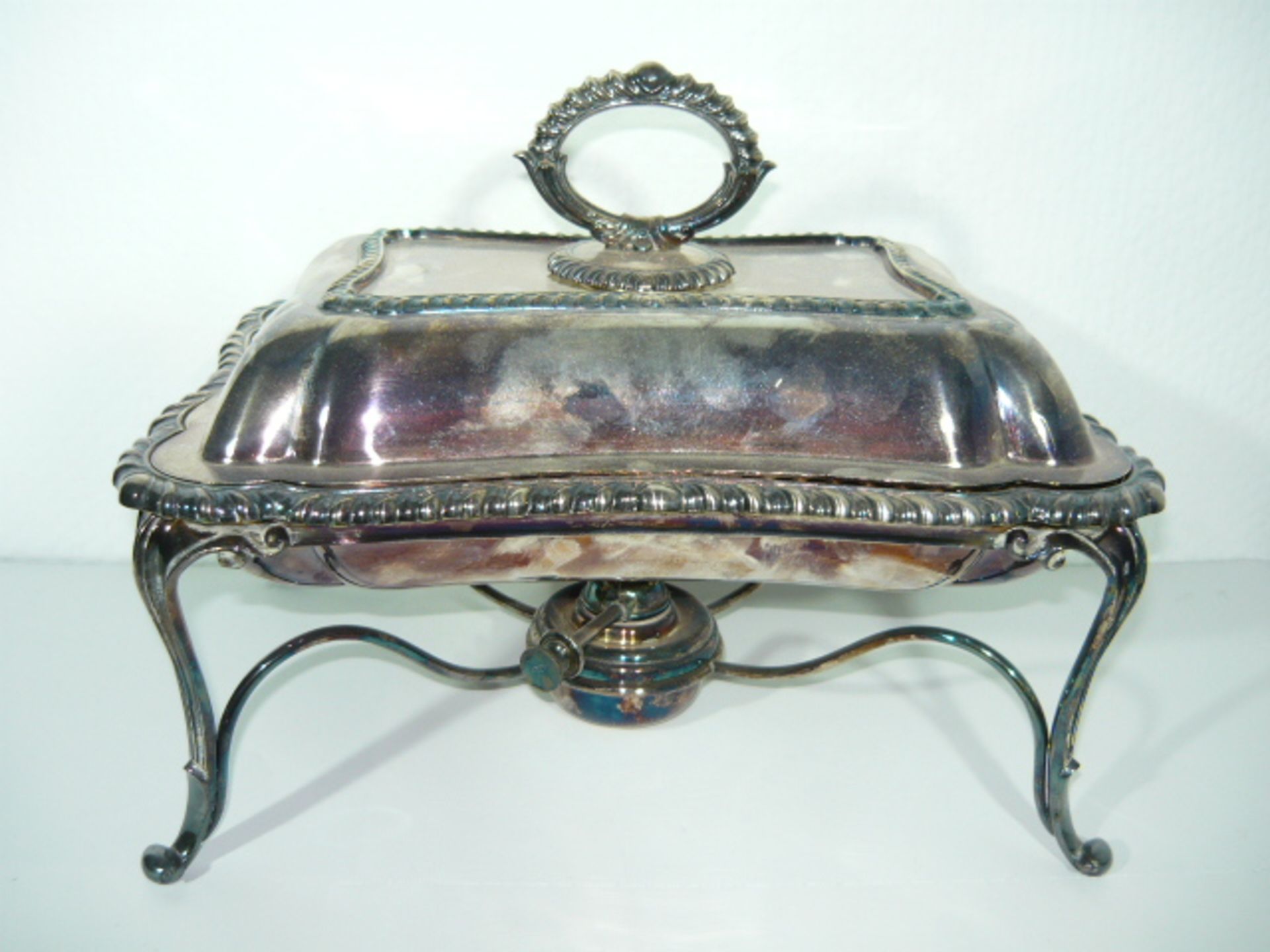 Großes Deckelgefäß auf vier Füßen sowie Rachaud. England Silverplate. Antik. Maß ca. 24x31x23cm.