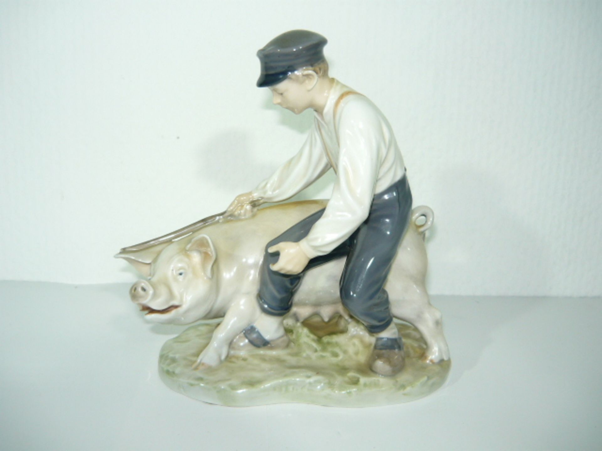 Royal Copenhagen. Der Schweinehirte. Entw. Christian Thomsen. I.W. H. ca. 20cm. KOSTENLOSER