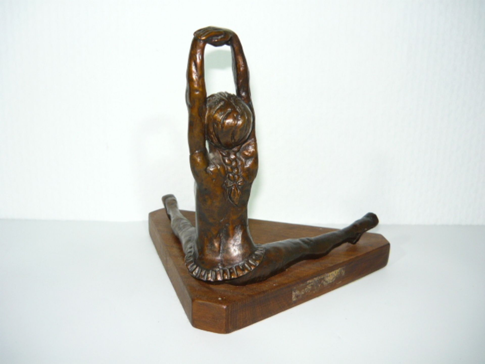 Kelsey Sterett-Gittings. Kleine sitzende Ballerina. Bronze. Gegossen in Kopenhagen. Maß ca. - Bild 3 aus 3