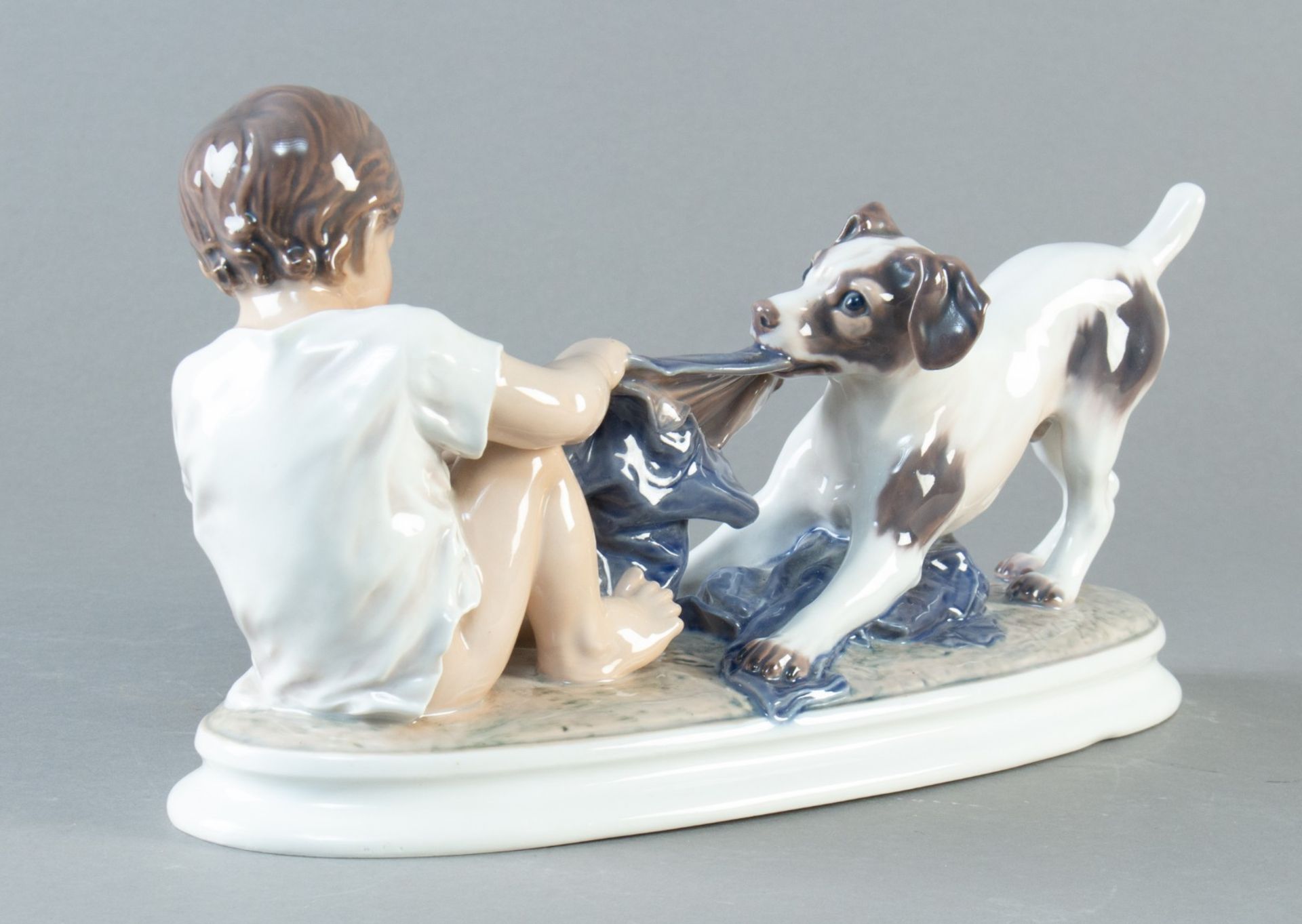 Dahl Jensen, Copenhagen. "Wer ist stärker" Junge mit Hund. Modell nr. 1072 . H. 17 cm. L. 31 cm. - Bild 2 aus 3