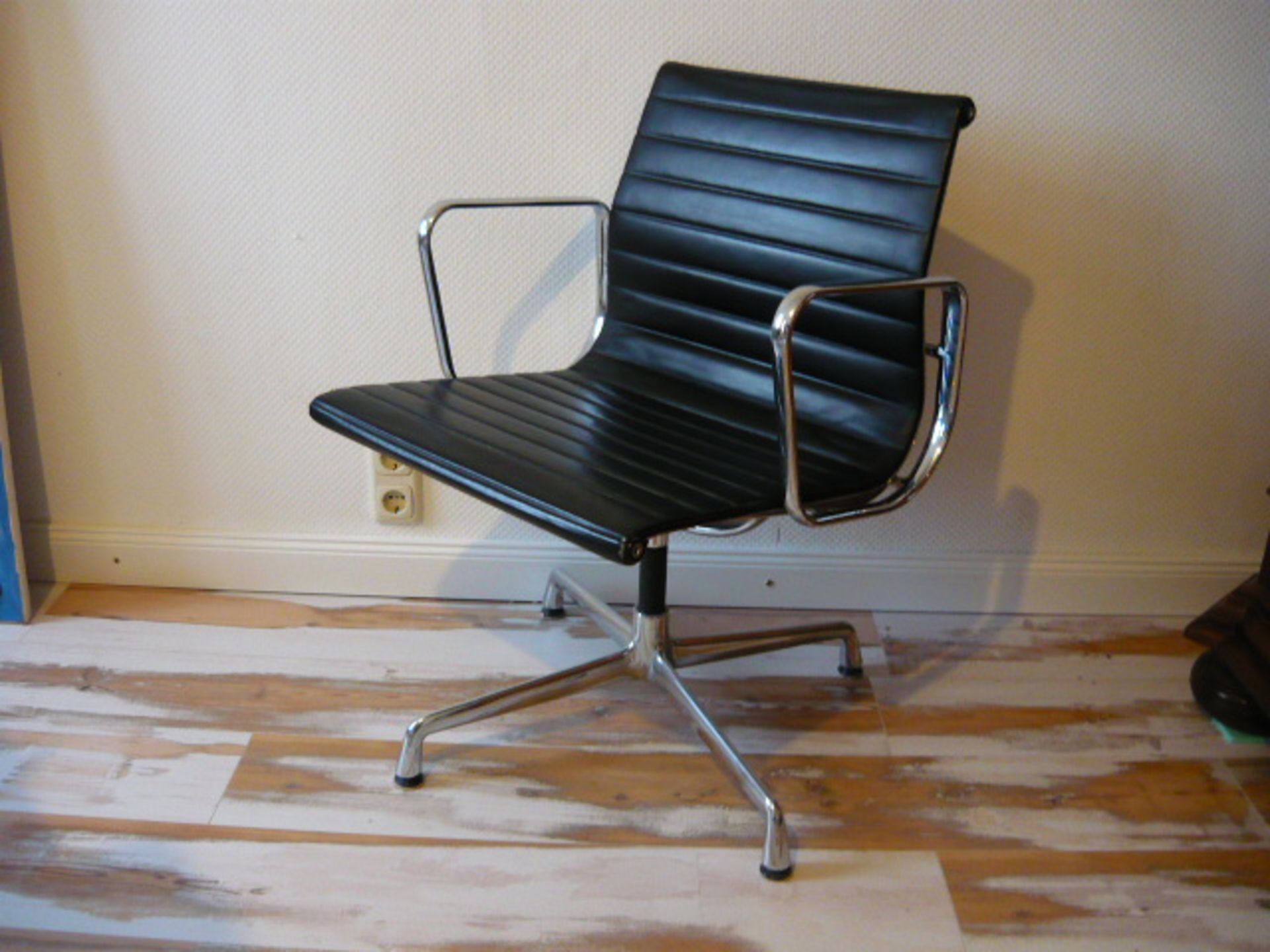 Charles Eames für Vitra. EA-108 Bürostuhl. Drehbar. Schwarzes Leder. Sehr guter Zustand mit nur