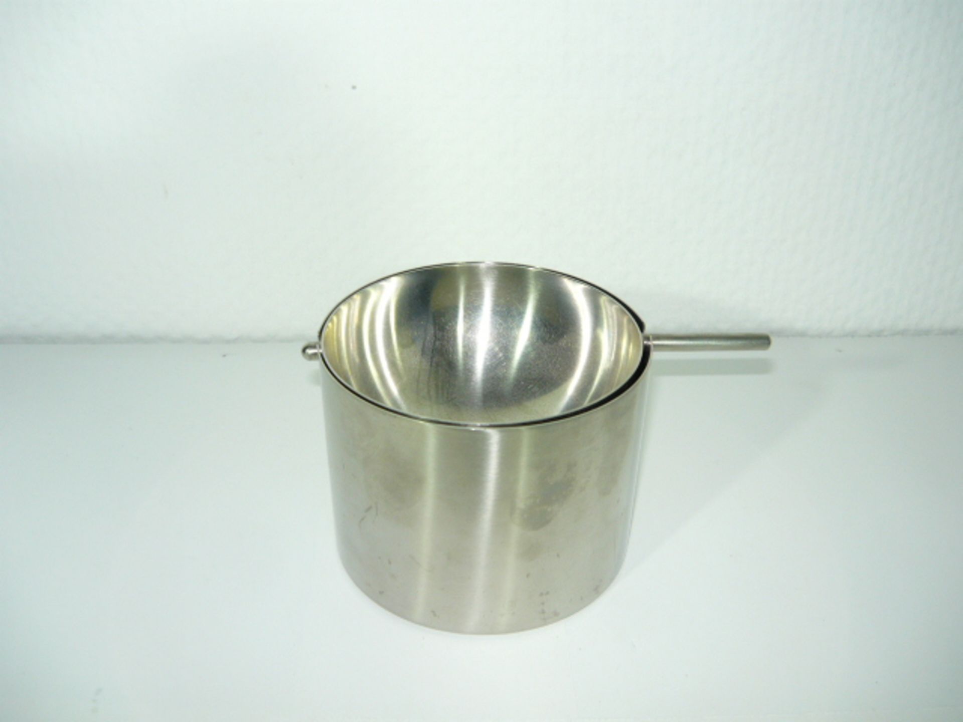 Arne Jacobsen für Stelton Denmark. Großer Aschenbecher mit Schwenkfunktion in Edelstahl. Gemarkt. H.