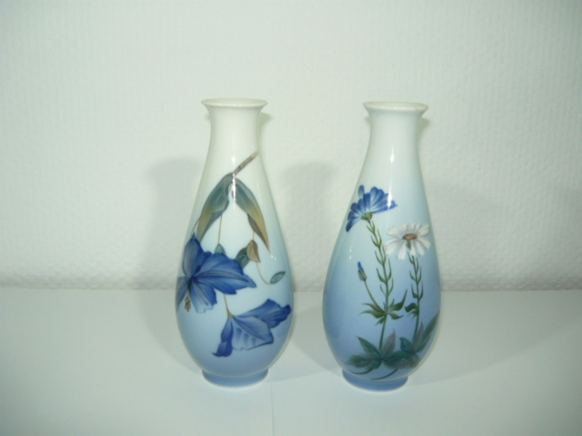 Royal Copenhagen. Paar Vasen mit zarter Blaumalerei. 20.Jhdt. H. je ca. 19cm. KOSTENLOSER VERSAND