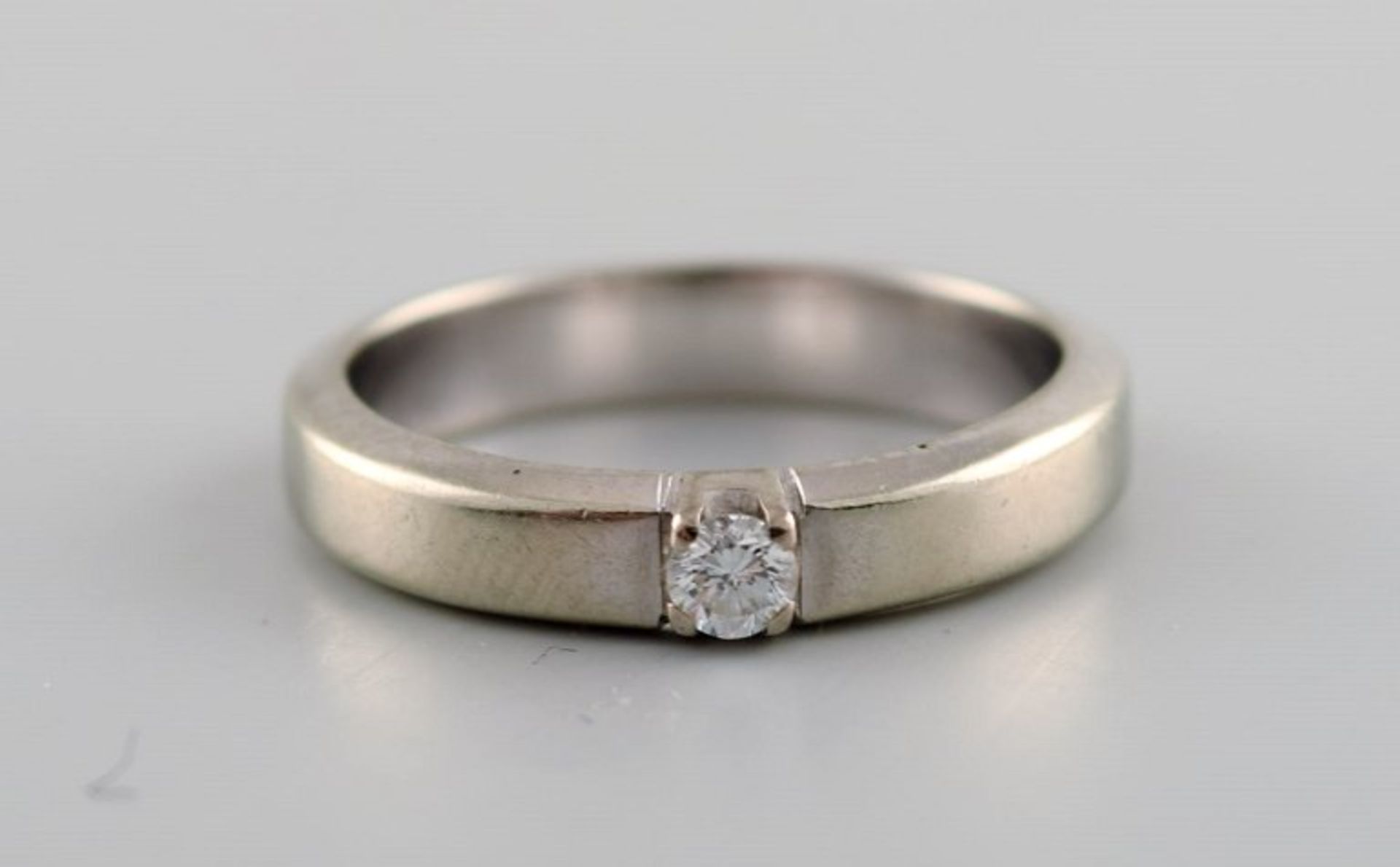 Eleganter Brillantring. 14K Weissgold. Brillant ca. 0,10ct. Vs weiss. Durchmesser 16,8mm.