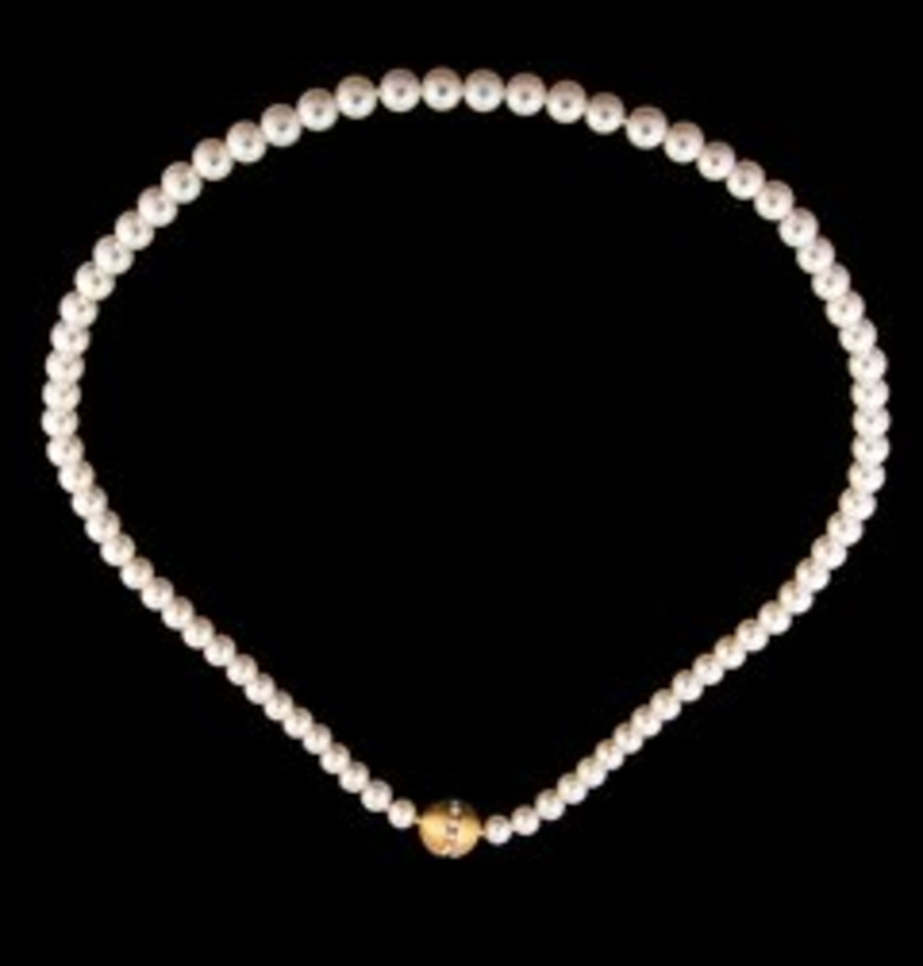 Akoya-Perlencollier mit Zierschließe Collier aus 74 makellosen Akoya-Zuchtperlen mit äußerst