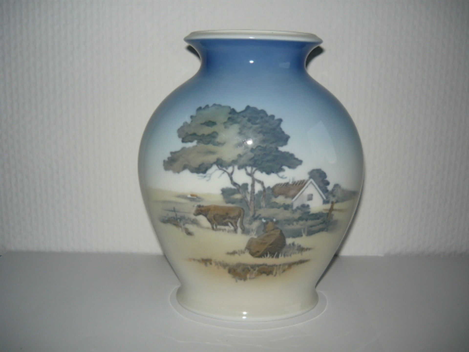 Royal Copenhagen. Große Tischvase mit Unterglasurhandmalerei. I.W. H. ca. 23cm. KOSTENLOSER