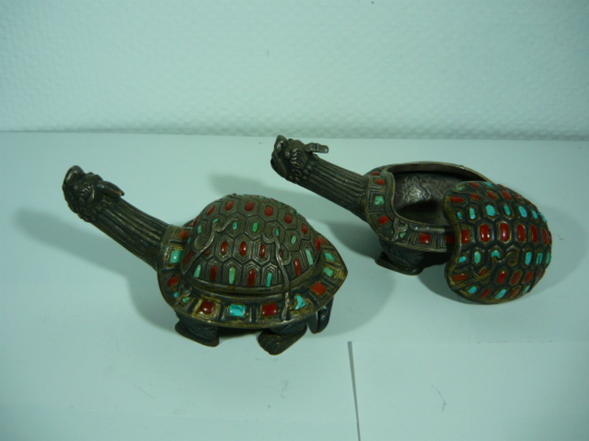 Paar Schildkröten aus Silber (min 800, gepr.) mit aufgesetzten Zierelementen in Türkis und wohl - Bild 3 aus 3