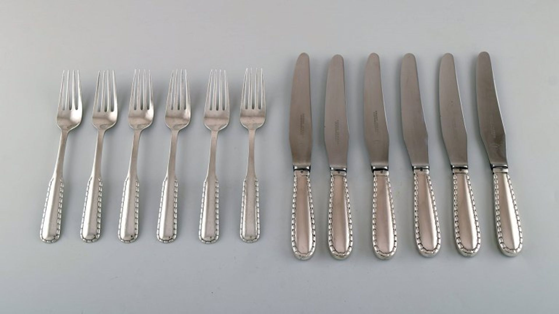 Georg Jensen "Pearl" Besteck. Abendessen für sechs Personen in Silber. Datiert 1915-1930.