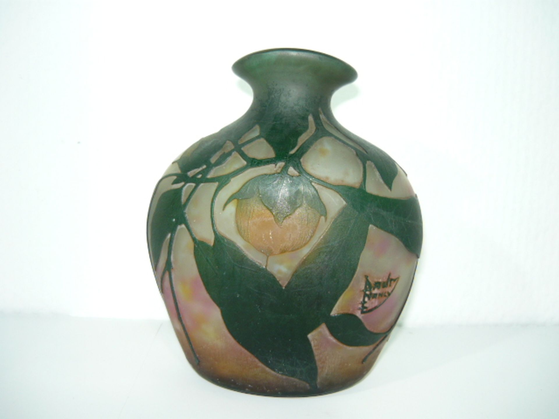 Daum, Nancy. Vase mit Früchten und Blättern. Um 1900. Maß ca. 17x7x14cm. Min. Altersspuren.