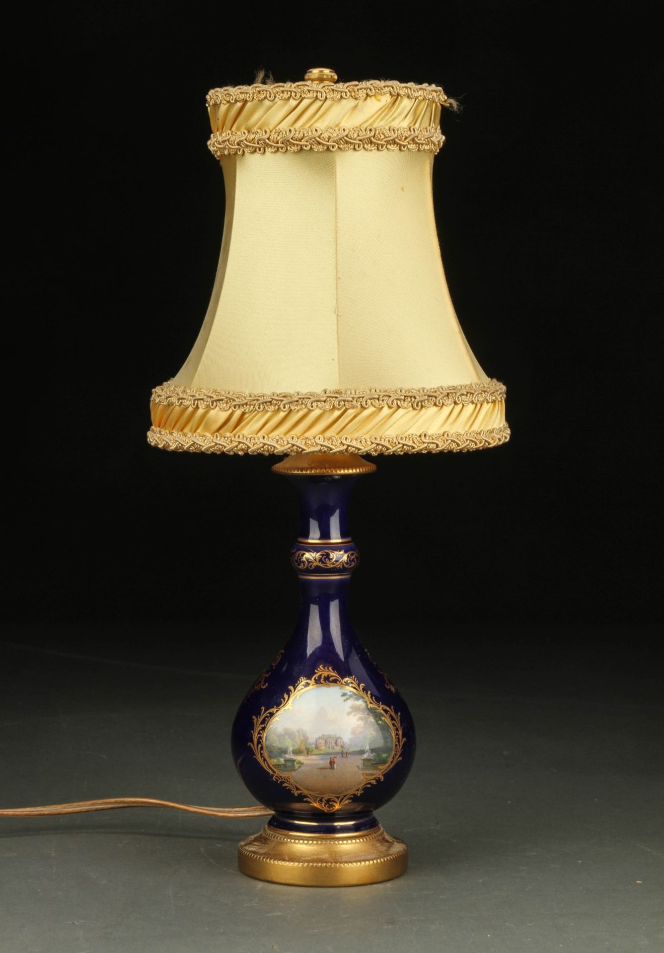 Meissen (Schwerter). Prunklampe mit Kobaltfond und feine Malerei des "Dresden Palais im Kgl. Gr.