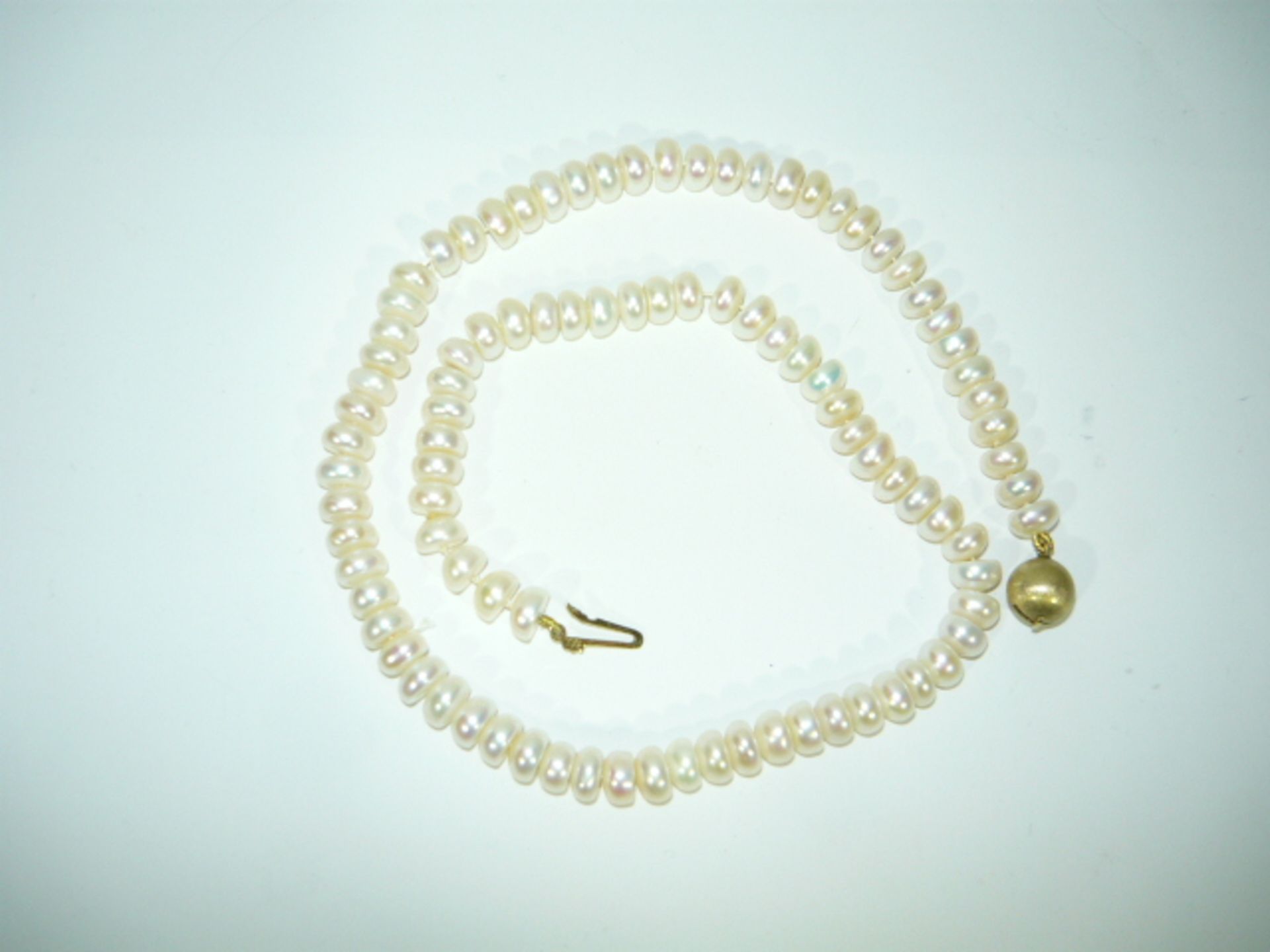 Verträumte Perlenkette aus sehr gleichmäßigen Süßwasserzuchtperlen. Kugelverschluß in stabilem 333