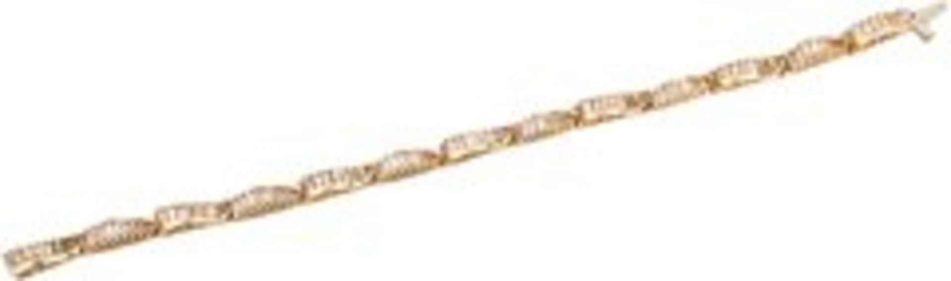 Diamantarmband 585-er Gelbgold, ca. 15,6 g. Gewölbte, in sich beweglich verbundene Armbandglieder,