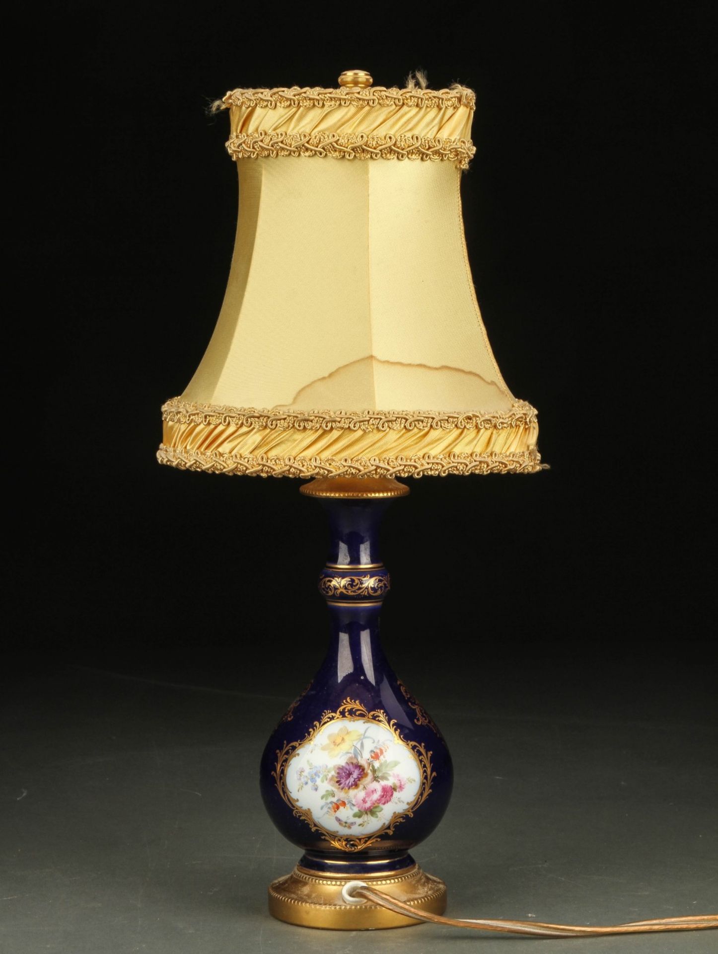 Meissen (Schwerter). Prunklampe mit Kobaltfond und feine Malerei des "Dresden Palais im Kgl. Gr. - Bild 2 aus 3