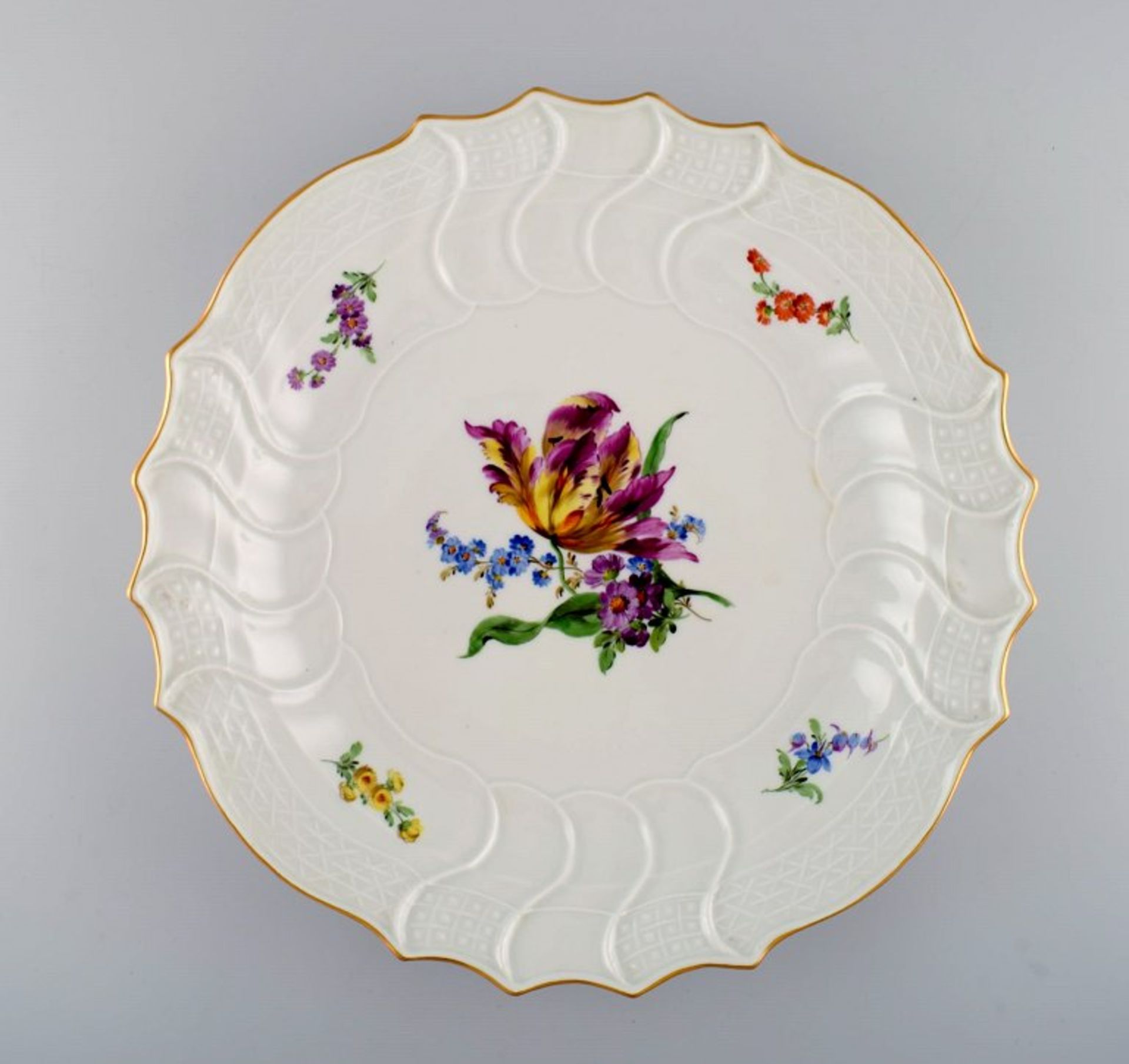 Meissen. Große runde Platte mit üppiger Blumenbemalung. II.W. ca. 35 cm. KOSTENLOSER VERSAND