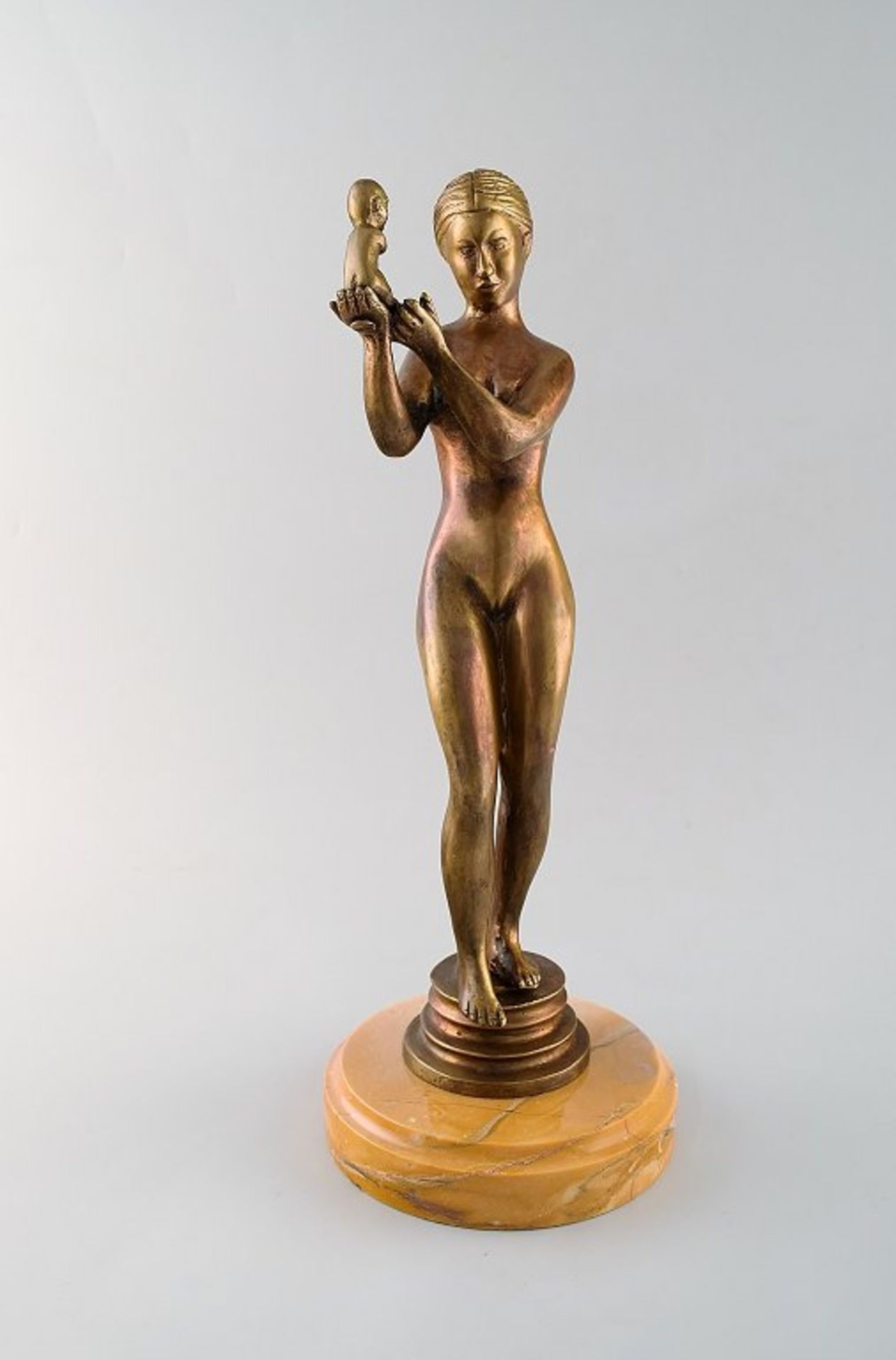 Bildhauer des 20.Jhdt. Mutter und Baby. Bronze auf Steinsockel. Ca. 38 x 15 cm. KOSTENLOSER