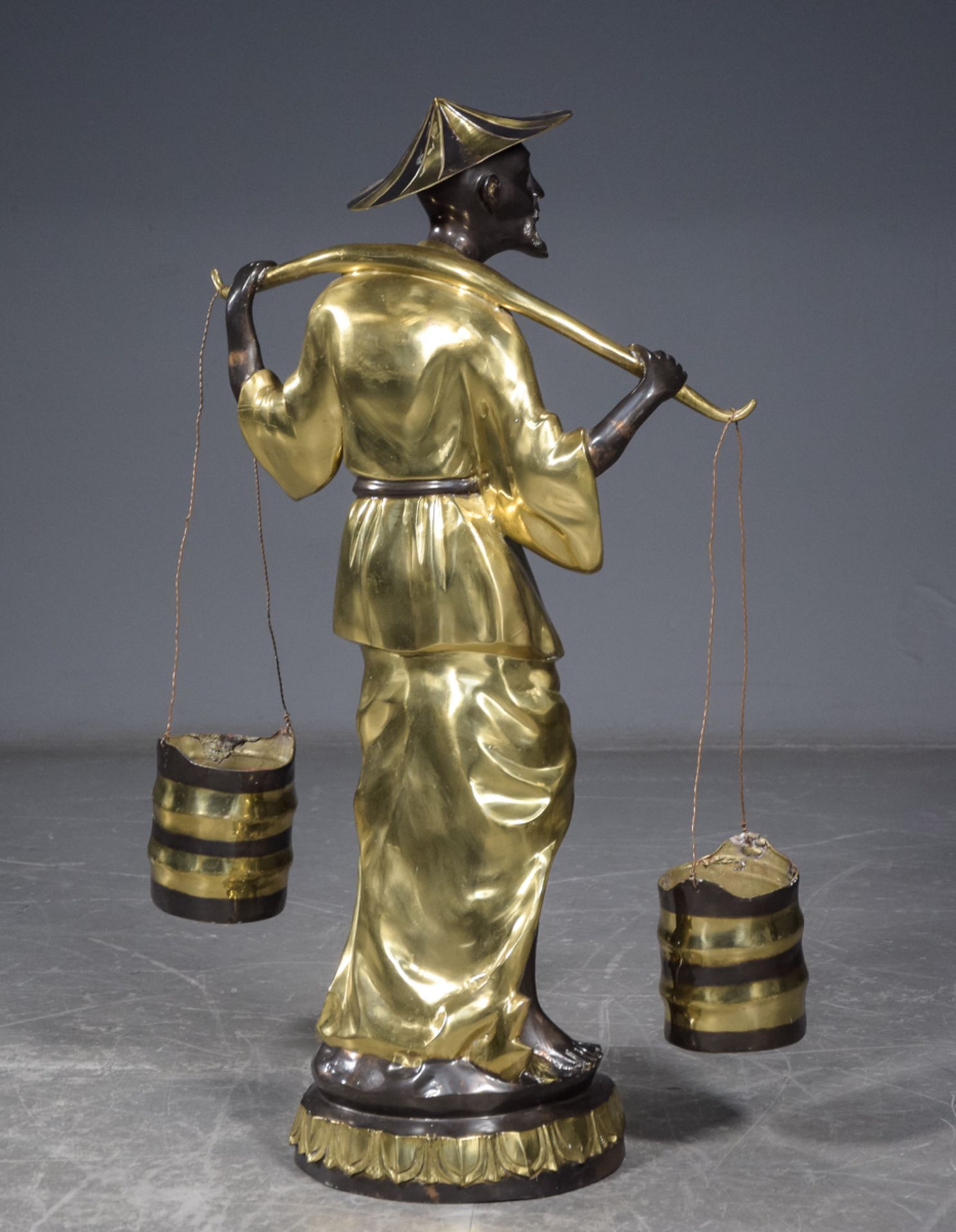 Großer Chinese. Bronze teilvergoldet. Wassereimer auch für Blumen ideal. 20.Jhdt. H. ca. 103cm. - Bild 2 aus 2